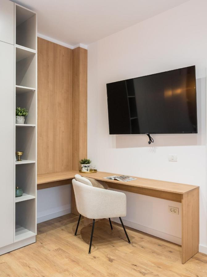 Crystal 3Bdr Apartment In Center Bucharest Exterior photo